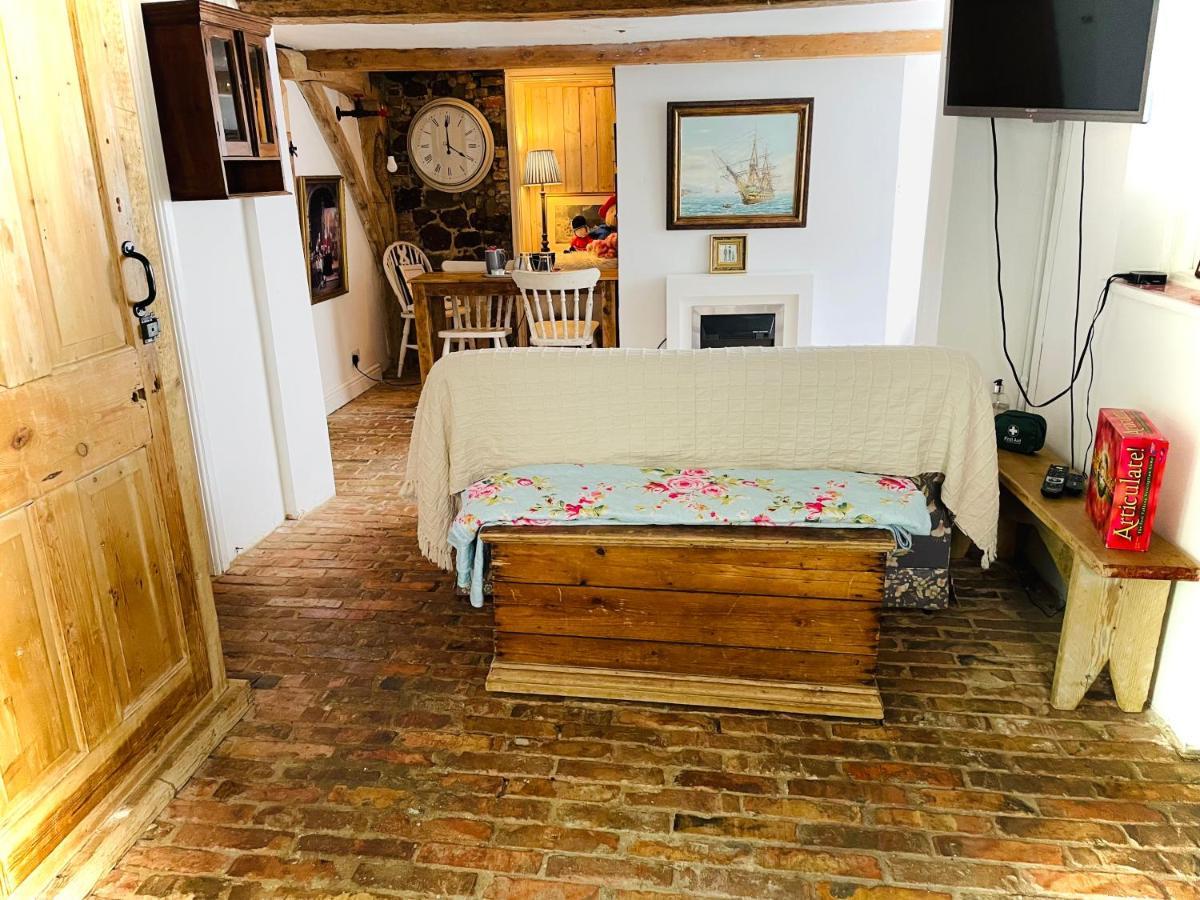 The Beehive, Ground Floor Apartment In Norfolk, No Shared Amenities Даунем-Маркет Экстерьер фото