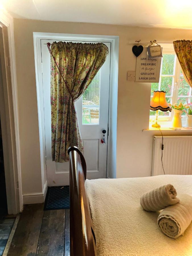 The Beehive, Ground Floor Apartment In Norfolk, No Shared Amenities Даунем-Маркет Экстерьер фото