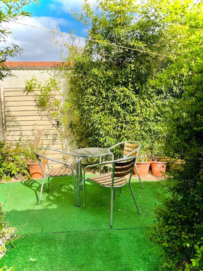 The Beehive, Ground Floor Apartment In Norfolk, No Shared Amenities Даунем-Маркет Экстерьер фото